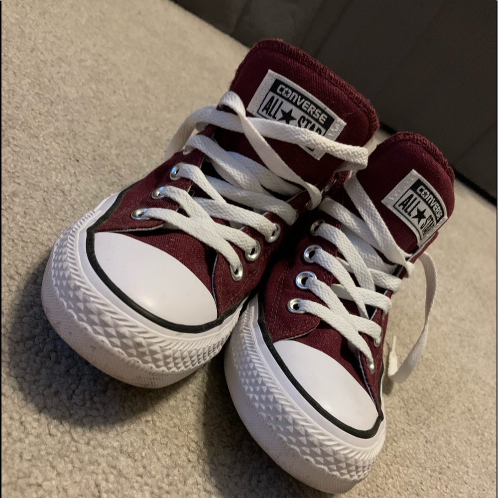 Maroon low top converse